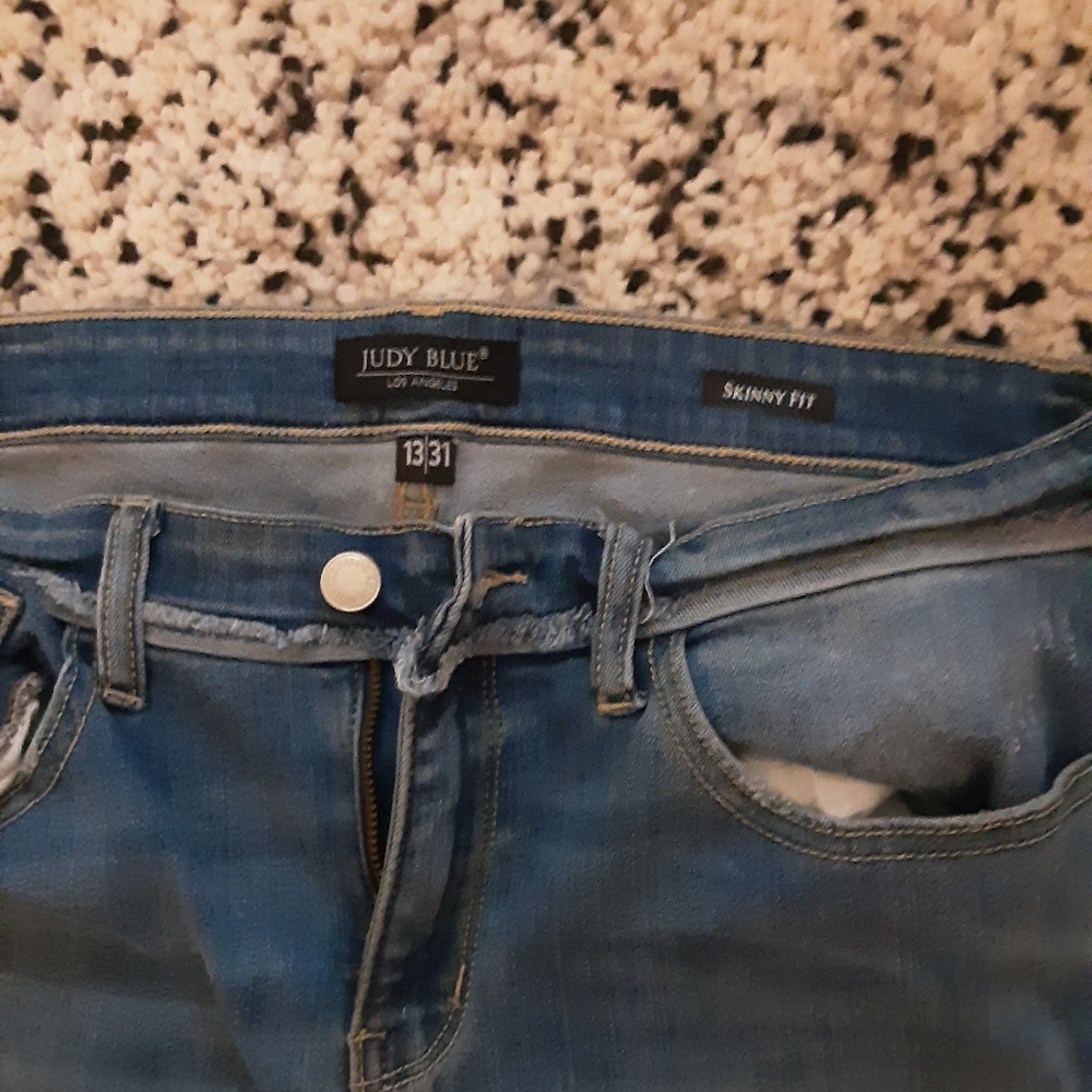 Judy Blue Skinny Fit Distressed 13/31